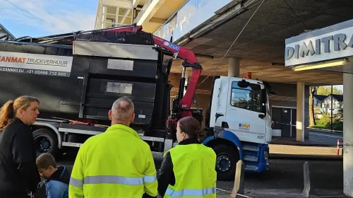 Vrachtwagen RMN rijdt zich klem nabij het Muntplein