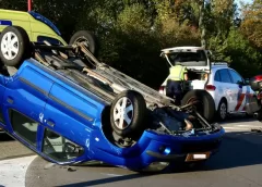 Twee auto’s met elkaar in botsing, een komt op zijn dak