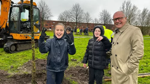 Kinderen de Toonladder planten bomen tijdens Boomfeestdag