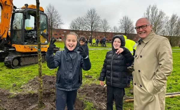 Kinderen de Toonladder planten bomen tijdens Boomfeestdag