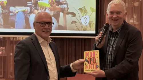 Samen een boek lezen tijdens Heel Nederland Leest