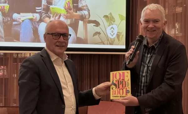 Samen een boek lezen tijdens Heel Nederland Leest