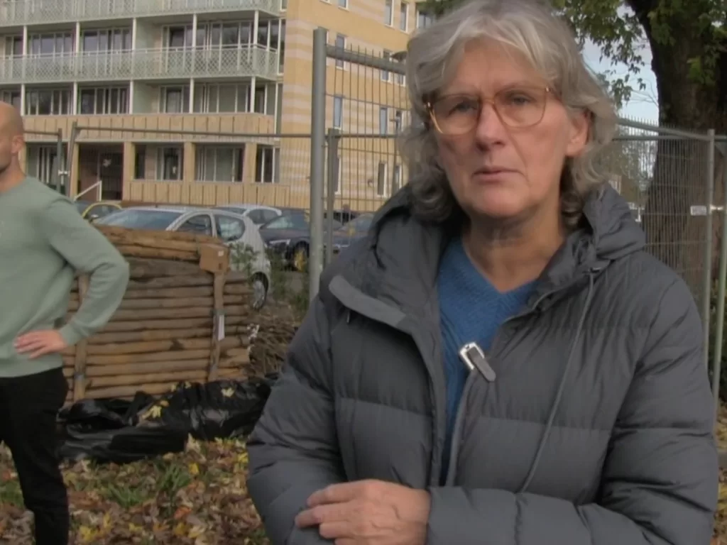 Bewoners halen hun gratis fruitboompje op bij De Componist