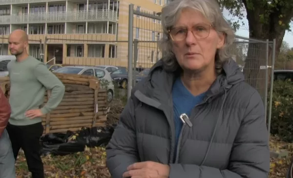 Bewoners halen hun gratis fruitboompje op bij De Componist