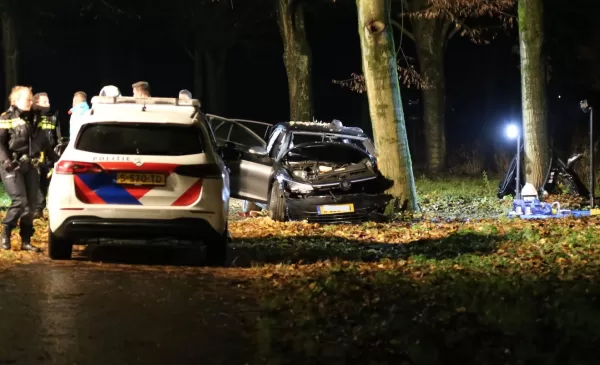 Traumahelikopter ingezet na crash met auto tegen boom op de Parkhout