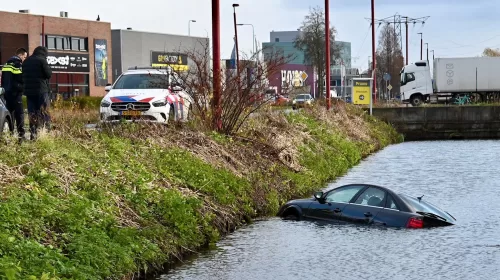 Auto te water op de Ravenswade