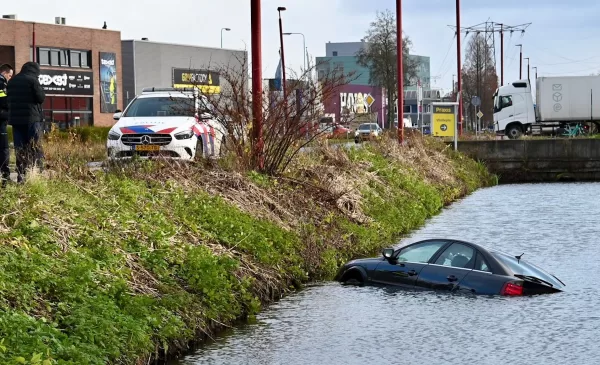 Auto te water op de Ravenswade