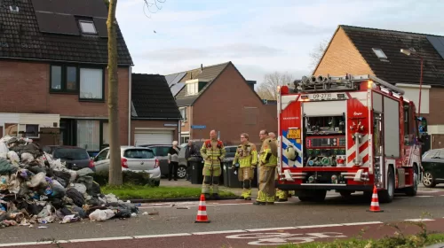 Vuilniswagen lost zijn lading op de Batauweg