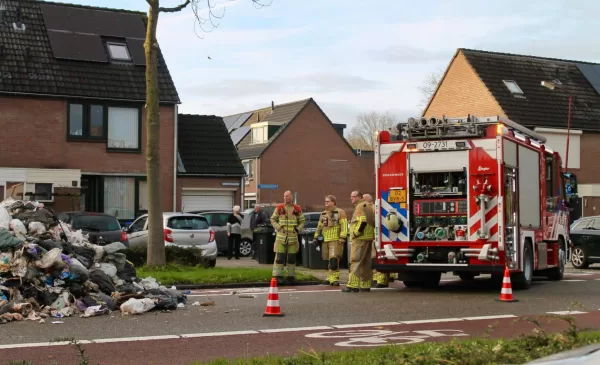 Vuilniswagen lost zijn lading op de Batauweg