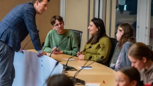 Scholieren gaan in gesprek met ambtenaren gemeente Nieuwegein