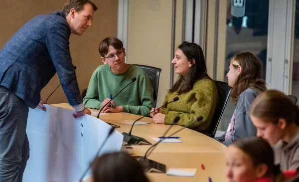 Scholieren gaan in gesprek met ambtenaren gemeente Nieuwegein