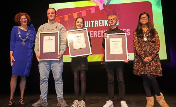 Drie ‘doorslaggevende’ jongeren uit Nieuwegein krijgen lintje