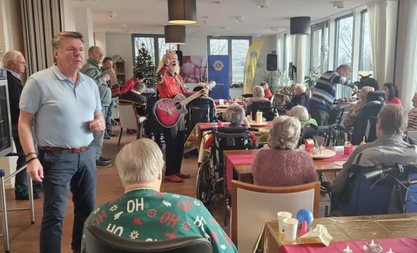 Lionsclub Nieuwegein deelt oliebollen uit !