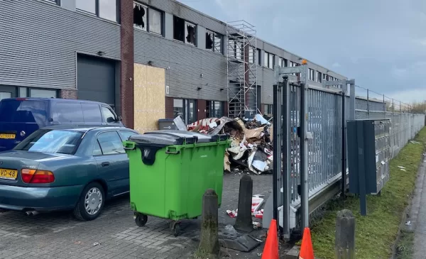 Grote brand in bedrijfsverzamelgebouw na uren blussen afgerond